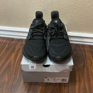 Women’s Ultraboost 22 size 9 running shoes GX5587
